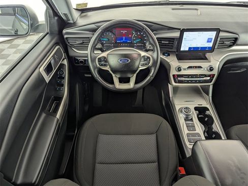 Used 2024 Ford Explorer XLT image 14