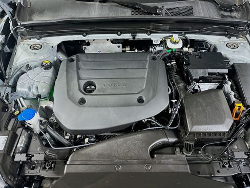 Used 2025 Volvo XC40 B5 Plus image 32