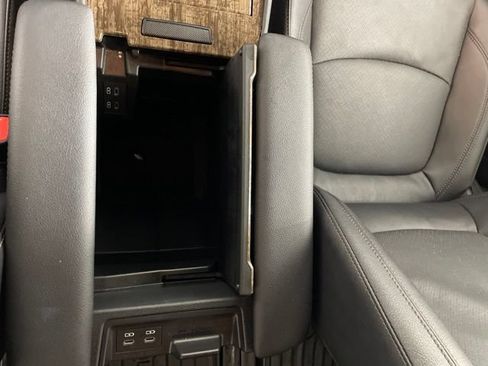 Used 2025 Toyota Sienna Limited AWD/4WD image 17