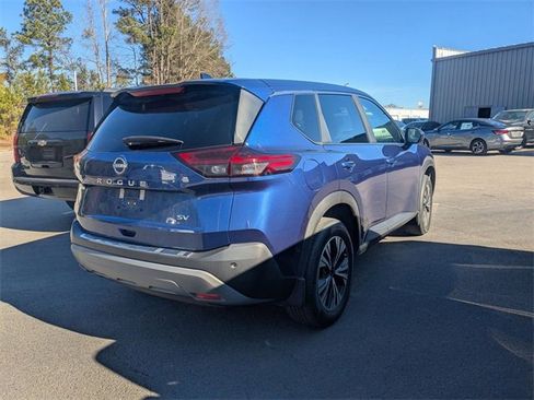 Used 2023 Nissan Rogue SV image 2