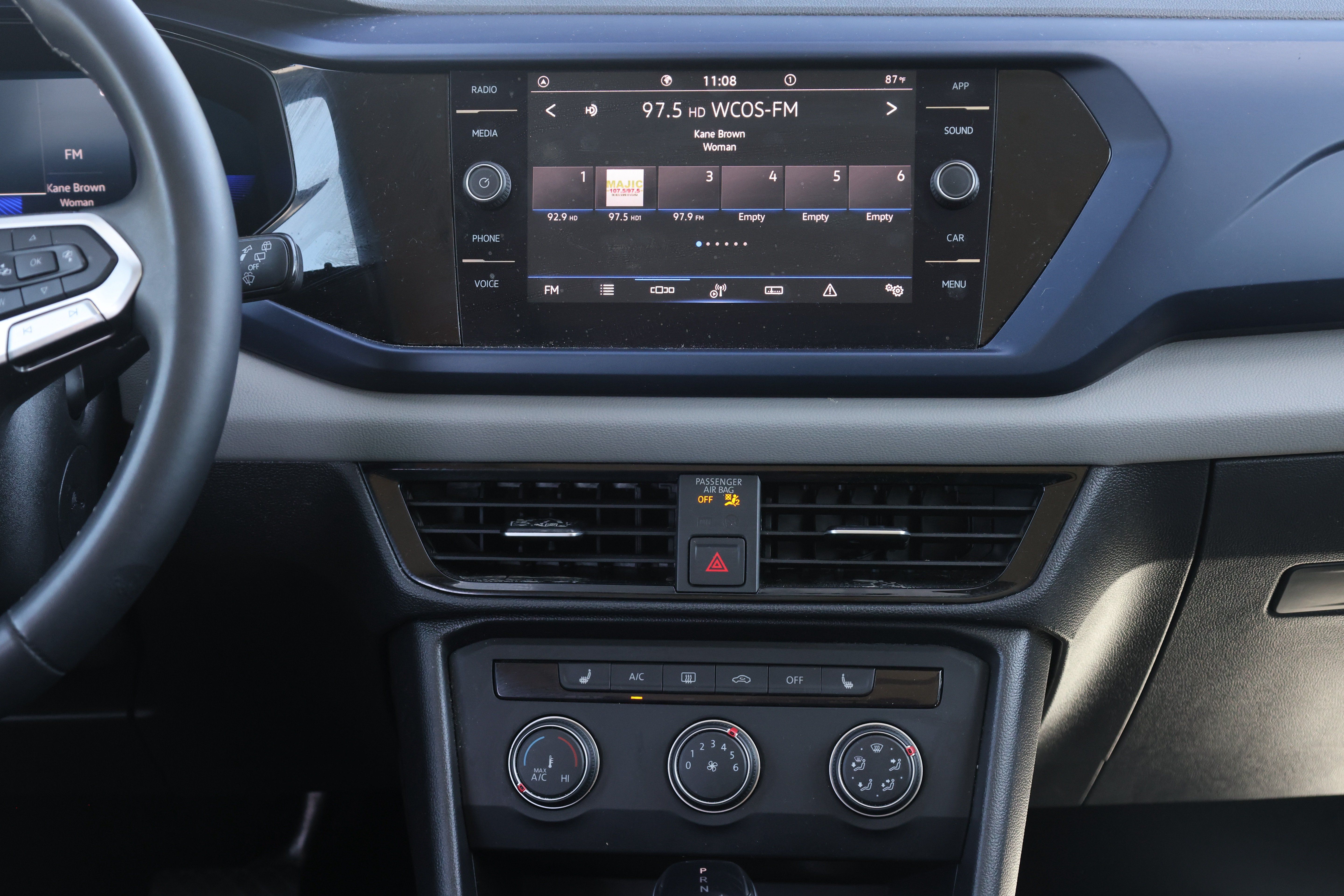 Used 2022 Volkswagen Taos SE w/ Panoramic Sunroof Package FWD image 8