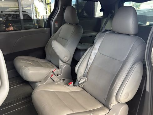 Used 2017 Toyota Sienna XLE Premium FWD image 4