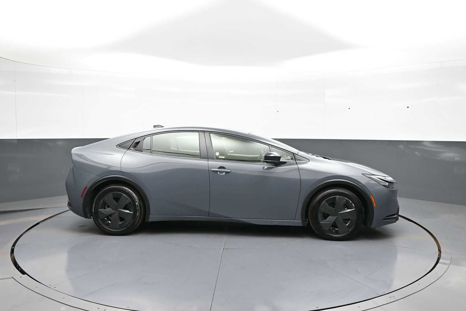 Used 2025 Toyota Prius LE FWD image 5