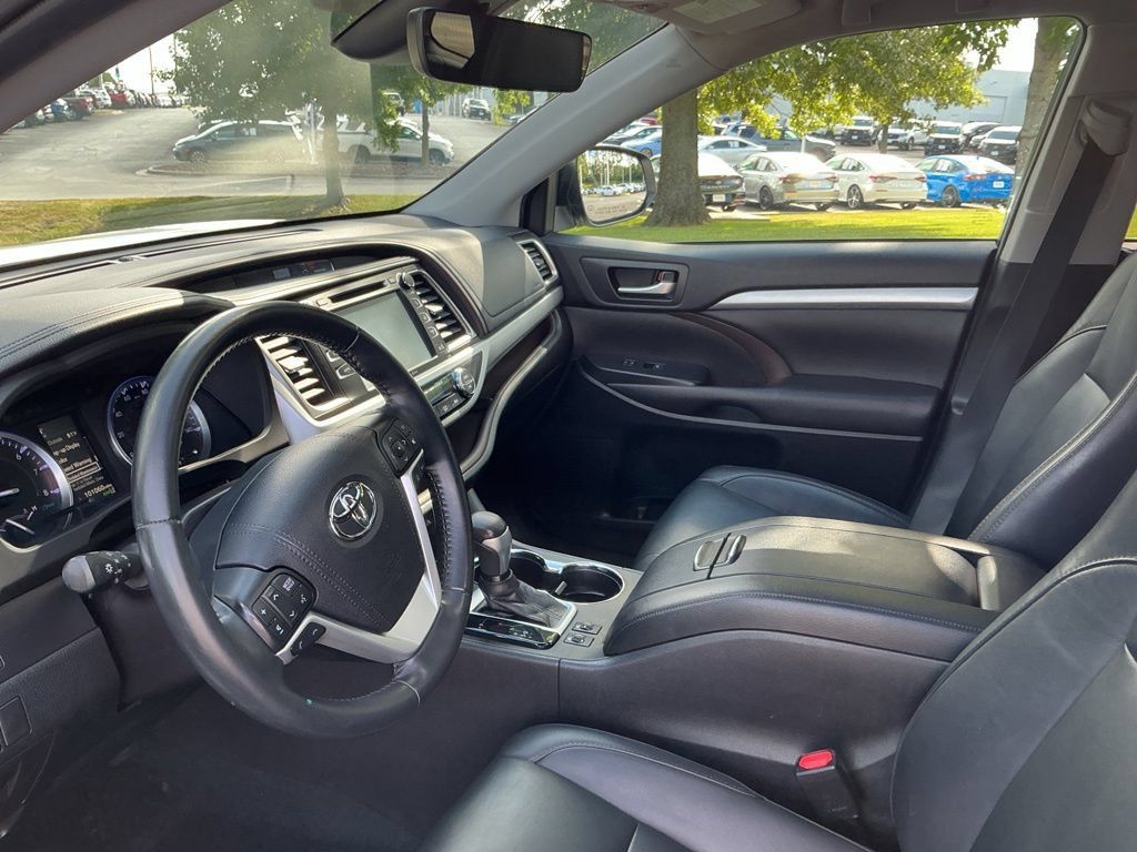 Used 2019 Toyota Highlander XLE AWD/4WD image 20