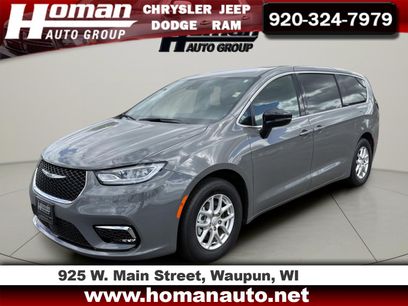 Used 2025 Chrysler Pacifica Select