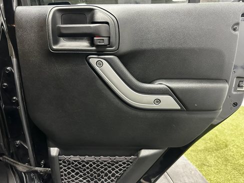 Used 2017 Jeep Wrangler Unlimited Sahara w/ Connectivity Group AWD/4WD image 22