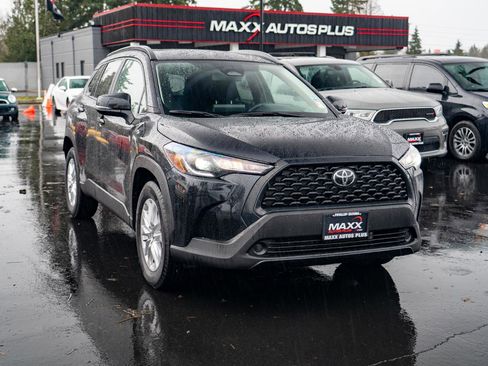 Used 2025 Toyota Corolla Cross LE image 2