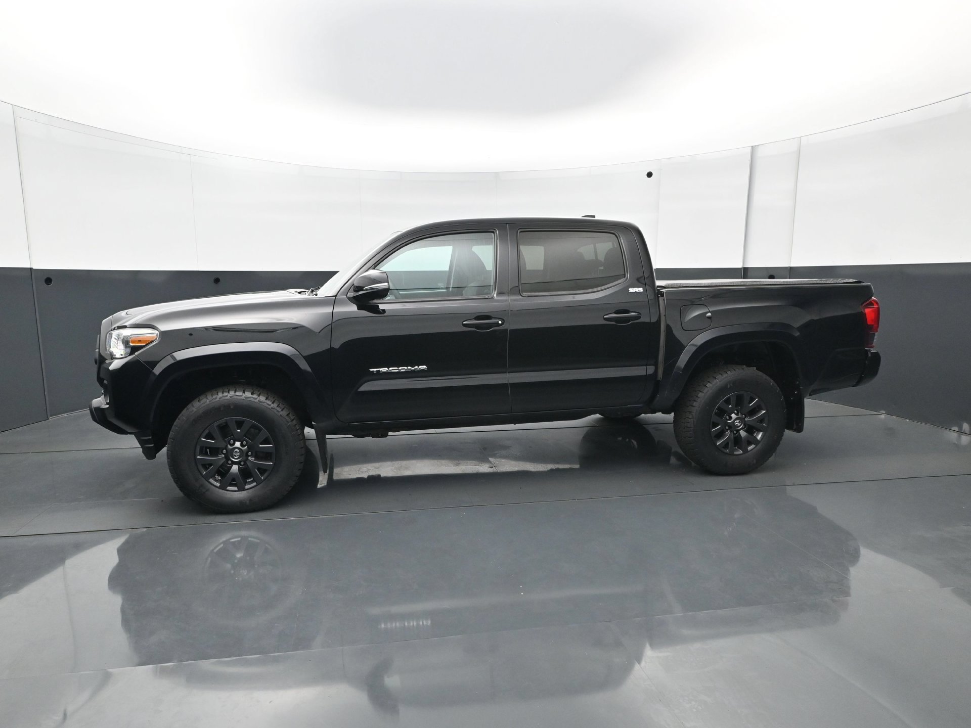 Used 2020 Toyota Tacoma SR5 w/ Technology Package AWD/4WD image 3