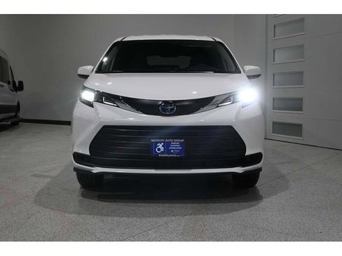 New 2025 Toyota Sienna LE image 4