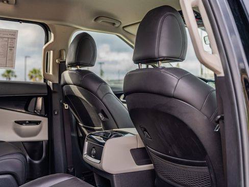 Used 2024 Kia Carnival EX image 15