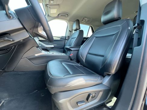Used 2023 Ford Explorer XLT w/ Equipment Group 202A AWD/4WD image 16