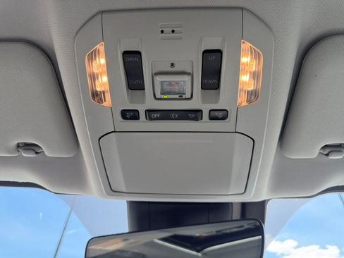 Used 2020 Toyota Highlander XLE AWD/4WD image 29