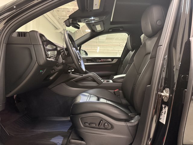 Certified 2025 Porsche Cayenne E-Hybrid w/ Premium Package Plus AWD/4WD image 5