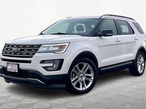 Used 2017 Ford Explorer XLT w/ Equipment Group 202A image 2