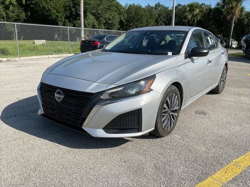 Used 2024 Nissan Altima 2.5 SV FWD image 2
