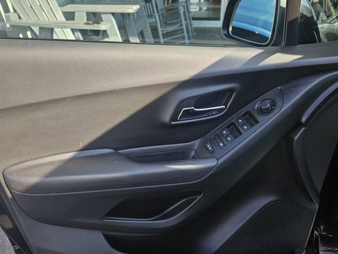 Used 2019 Chevrolet Trax LT w/ LT Convenience Package image 9