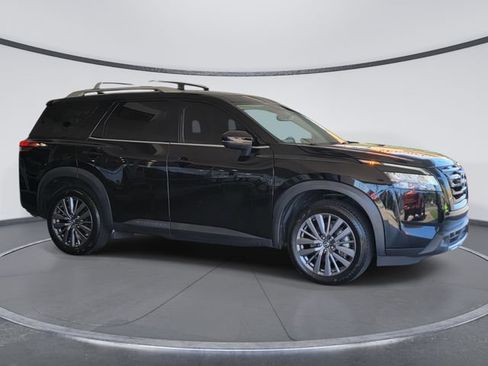 Used 2023 Nissan Pathfinder SL w/ SL Premium Package AWD/4WD image 2