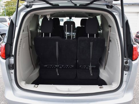 Used 2022 Chrysler Voyager LX FWD image 5