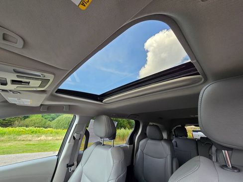 Used 2023 Toyota Sienna XLE FWD image 29