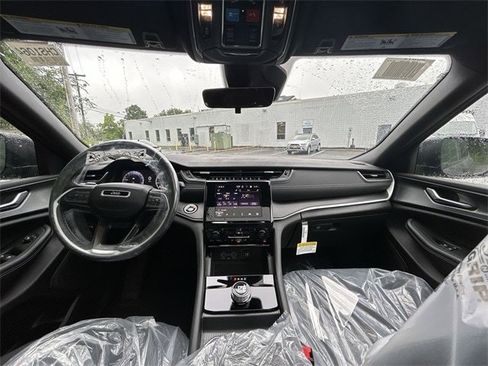 New 2025 Jeep Grand Cherokee Laredo X w/ Luxury Tech Group I image 12