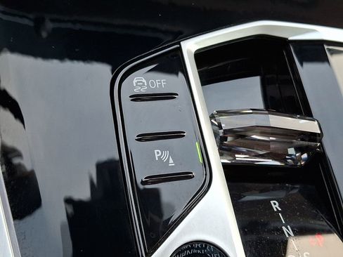 Used 2024 BMW X7 xDrive40i w/ Executive Package image 18