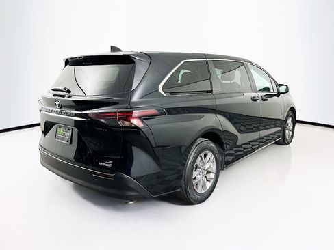 Used 2024 Toyota Sienna LE image 9