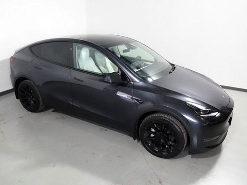 Used 2025 Tesla Model Y Long Range image 13