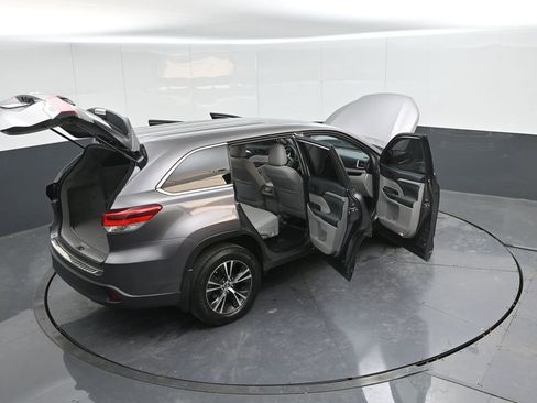 Used 2019 Toyota Highlander LE image 46