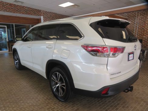 Used 2016 Toyota Highlander XLE FWD image 6