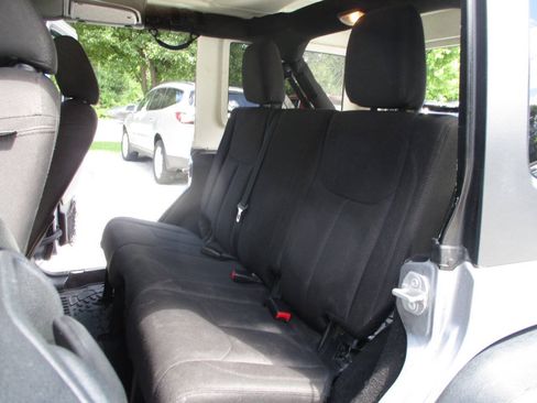 Used 2018 Jeep Wrangler Unlimited Sport S AWD/4WD image 28