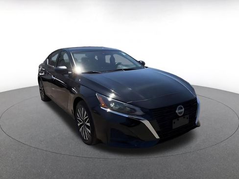 Used 2025 Nissan Altima 2.5 SV FWD image 3