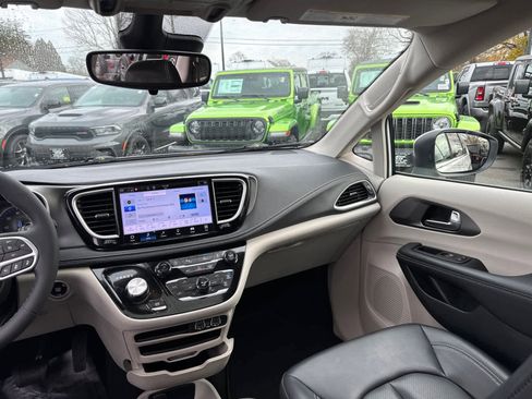 Used 2023 Chrysler Pacifica Touring-L image 36
