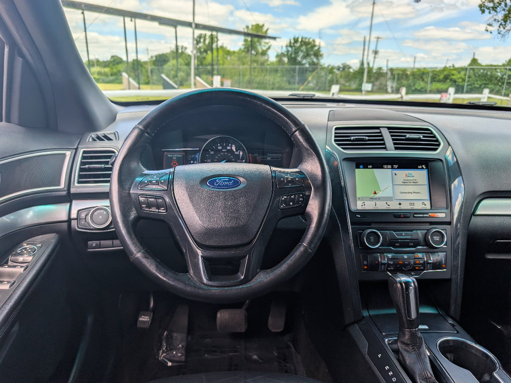 Used 2017 Ford Explorer XLT w/ Equipment Group 202A AWD/4WD image 29