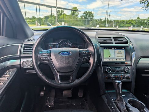 Used 2017 Ford Explorer XLT w/ Equipment Group 202A AWD/4WD image 29