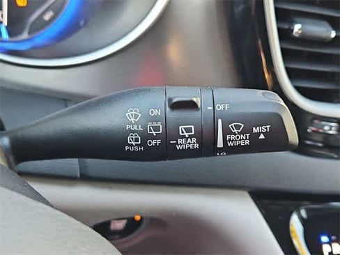 Used 2023 Chrysler Pacifica Touring-L image 26