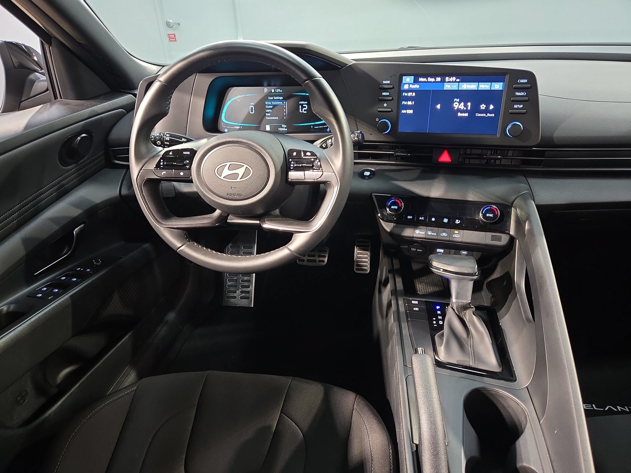 Used 2025 Hyundai Elantra Sport FWD image 9