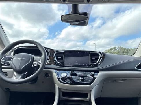 Used 2023 Chrysler Pacifica Limited image 30