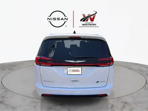 Used 2024 Chrysler Pacifica Limited FWD image 4