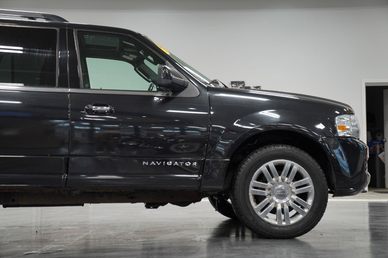 Used 2012 Lincoln Navigator 4WD image 11