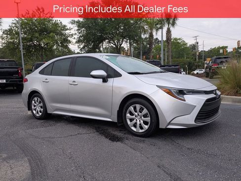 Certified 2025 Toyota Corolla LE FWD image 2