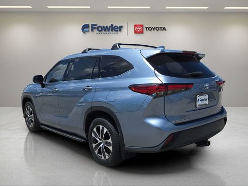 Used 2020 Toyota Highlander XLE AWD/4WD image 5