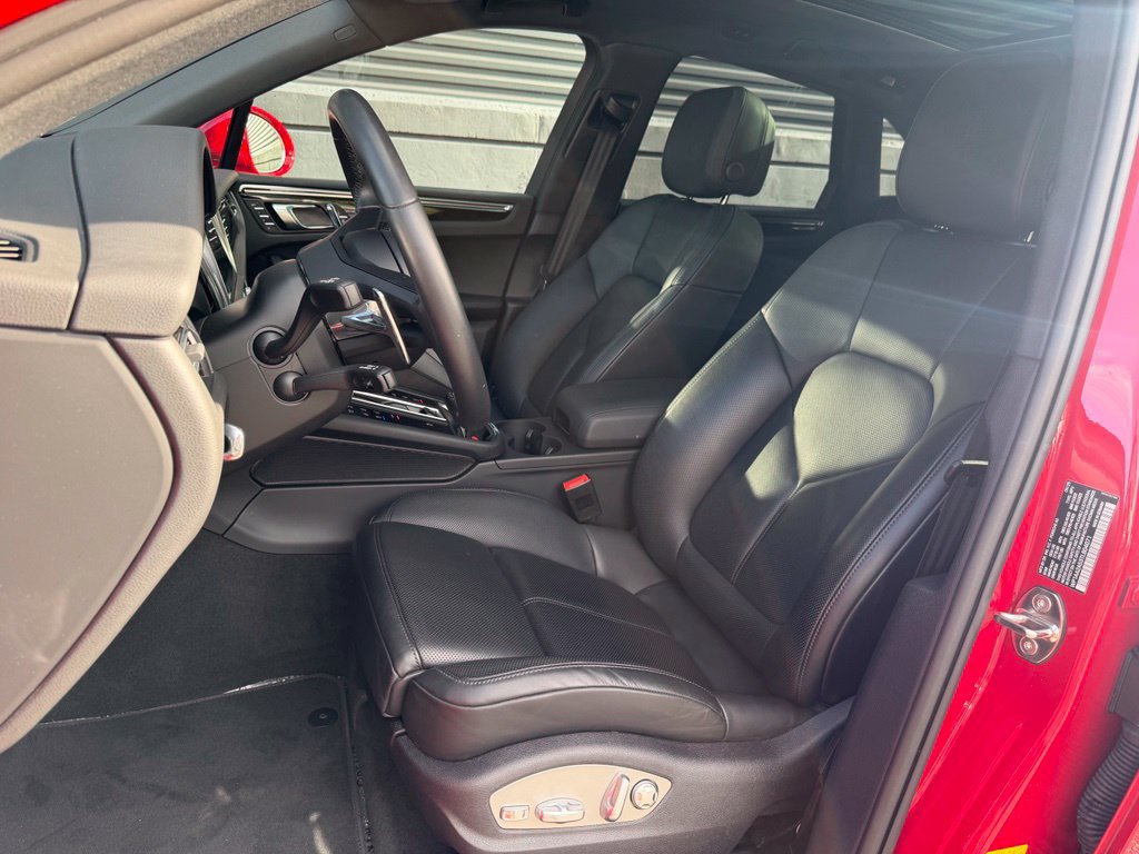 Certified 2026 Porsche Macan AWD/4WD image 5