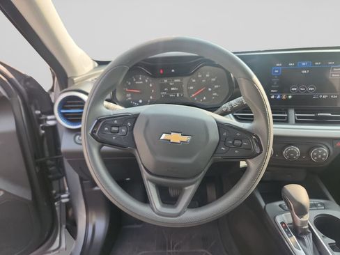 Used 2025 Chevrolet Trax LS w/ LS Convenience Package FWD image 13