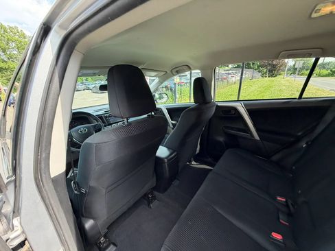 Used 2016 Toyota RAV4 LE AWD/4WD image 18