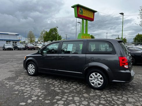 Used 2019 Dodge Grand Caravan SE image 1