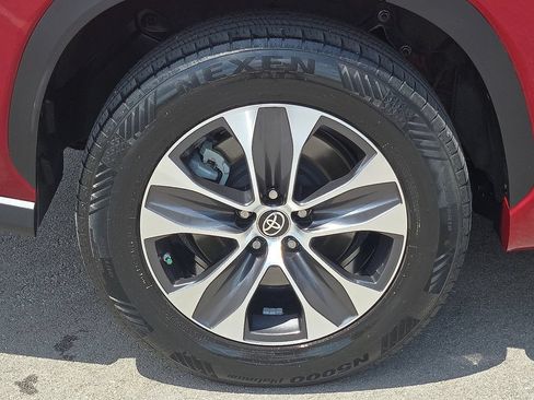 Used 2023 Toyota Highlander XLE FWD image 7