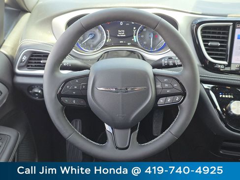 Used 2024 Chrysler Pacifica Touring-L w/ S Appearance Package image 23