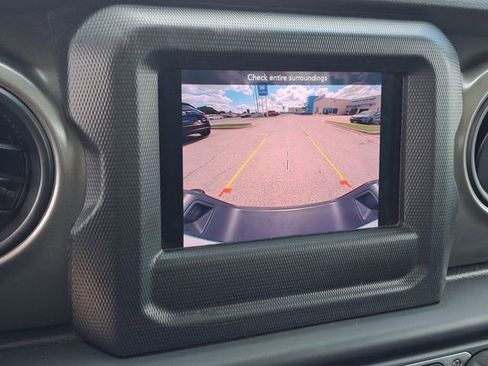 Used 2023 Jeep Gladiator Sport image 13