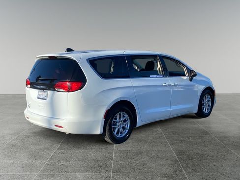 Used 2023 Chrysler Voyager LX FWD image 5