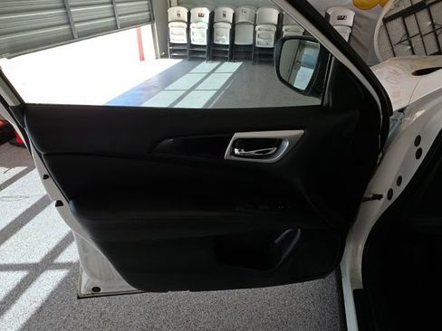 Used 2019 Nissan Pathfinder S FWD image 12